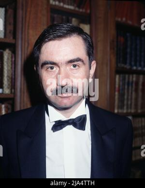 MUÑOZ MOLINA, ANTONIO. ESCRITOR ESPAÑOL UBEDA 1956 - . EL ESCRITOR ANTONIO MUÑOZ MOLINA EL DIA DE SU ENTRADA EN LA REAL ACADEMIA DE LA LENGUA , 16 JUNIO 1996. Foto Stock