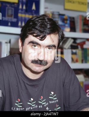 MUÑOZ MOLINA, ANTONIO. ESCRITOR ESPAÑOL UBEDA 1956 -. EL ESCRITOR ANTONIO MUÑOZ MOLINA DURANTE LA FERIA DEL LIBRO DE MADRID EN EL AÑO 1997. Foto Stock