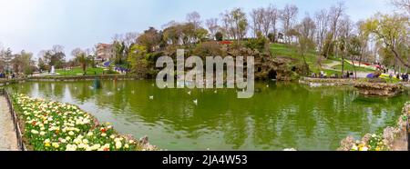 Vista panoramica del Parco Emirgan o dell'Emirgan Korusu con laghetto e tulipani e turisti a Sariyer Istanbul. Istanbul Turchia - 4.16.2022 Foto Stock