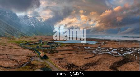 Vista aerea di un villaggio vichingo in una tempesta di piogge in Islanda. Foto Stock