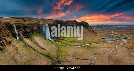 Vista aerea del Seljalandsfoss - situato nella regione meridionale in Islanda Foto Stock