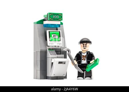 Burglar con crowbar presso il terminal ATM. Editoriale illustrativo. Maggio 16, 2022 Foto Stock