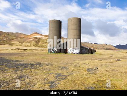 Un edificio agricolo disutilizzato coperto di graffiti a Gunnuhver in Islanda Foto Stock