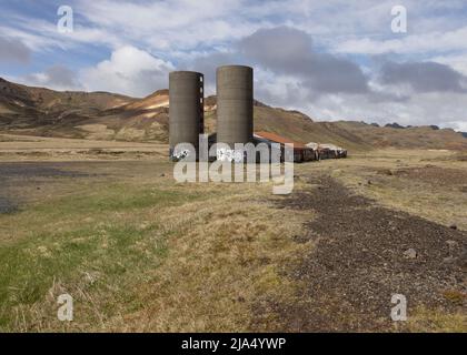 Un edificio agricolo disutilizzato coperto di graffiti a Gunnuhver in Islanda Foto Stock