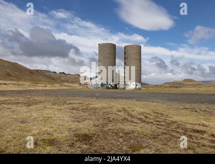 Un edificio agricolo disutilizzato coperto di graffiti a Gunnuhver in Islanda Foto Stock