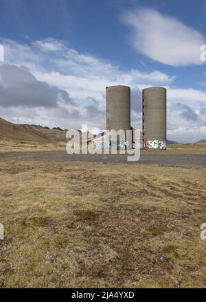 Un edificio agricolo disutilizzato coperto di graffiti a Gunnuhver in Islanda Foto Stock