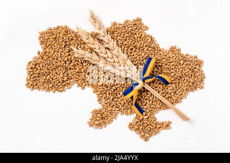 Mappa dell'Ucraina fatta di chicchi di grano, punte di grano e nastro nei colori della bandiera ucraina. Paese di esportazione di grano. Concetto di crisi dell'approvvigionamento alimentare e. Foto Stock