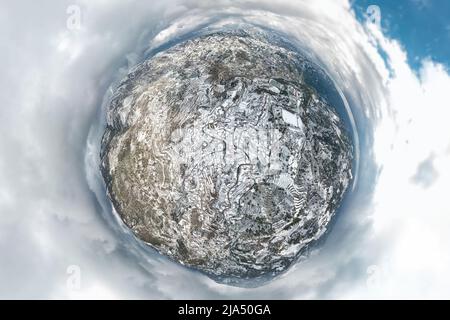 Villaggio di montagna coperto di neve Kyperounta, Cipro. Panorama sferico Foto Stock