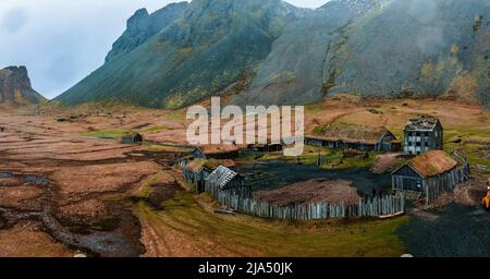 Vista aerea di un villaggio vichingo in una tempesta di piogge in Islanda. Foto Stock