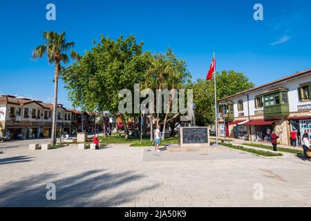 Side, Turchia - Maggio 2022: Paesaggio urbano laterale, vista della zona centrale del lato centro, una popolare località turistica vicino Antalya, Turchia. Foto Stock