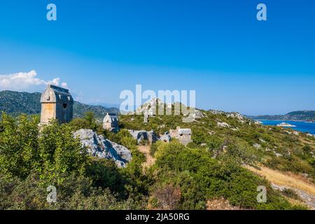 Simena (Kalekoy) antico sito rovinoso con sarcofago dallo storico castello di Simena, Turchia dalle isole Kekova. Foto Stock