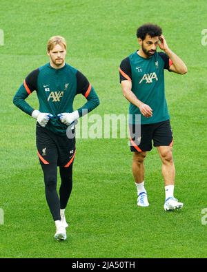 Il portiere di Liverpool Caoimhin Kelleher e Mohamed Salah durante una sessione di allenamento allo Stade de France in vista della finale della UEFA Champions League a Parigi sabato. Data foto: Venerdì 27 maggio 2022. Foto Stock