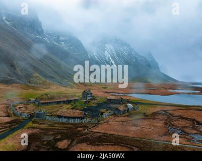 Vista aerea di un villaggio vichingo in una tempesta di piogge in Islanda. Foto Stock