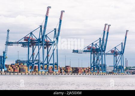 Gru e container al porto di Klaipeda, porto marittimo situato a Klaipeda, Lituania, Mar Baltico. L'Ucraina considera le esportazioni di cereali attraverso la Lituania Foto Stock