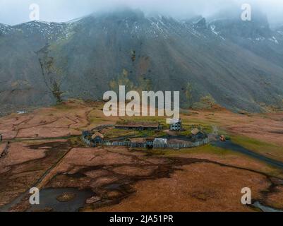 Vista aerea di un villaggio vichingo in una tempesta di piogge in Islanda. Foto Stock