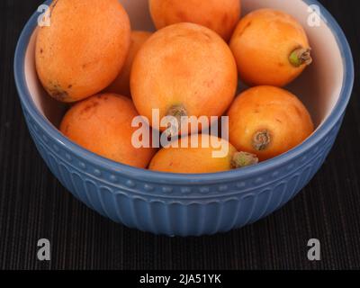 Lotate la frutta in un recipiente blu. Tasto basso. Primo piano. Foto Stock