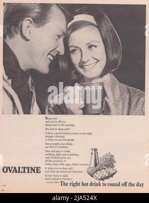 Ovaltine drink Ovaltine per famiglie sane e felici coppia bere Ovaltine vintage advert paper ad 1960s Foto Stock