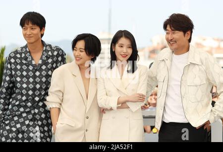 Cannes, Francia. 27th maggio 2022. (Da L a R) l'attore sudcoreano Gang Dong-Won, le attrici sudcoreane Lee Joo-Young e Lee Ji-eun, l'attore sudcoreano Song Kang-ho posa durante una fotocall per il film "Broker (Les Bonnes Etoiles)" presentato nel Concorso ufficiale all'edizione 75th del Festival del film di Cannes a Cannes, francia meridionale, il 27 maggio 2022. Credit: Gao Jing/Xinhua/Alamy Live News Foto Stock