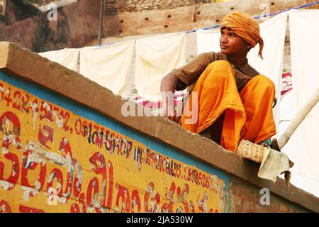 India, Utttar Pradesh, Benares (Varanasi) Ritratto di un giovane incantatore di serpenti sui ghats della città Foto Stock