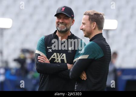 27th maggio 2022; Parigi, Francia. Prima della finale di calcio della Champions League tra il Liverpool FC e il Real Madrid sabato 28th maggio: Liverpool Manager Jurgen Klopp con il capo allenatore Pepijn Lijnders credito: Action Plus Sports Images/Alamy Live News Foto Stock