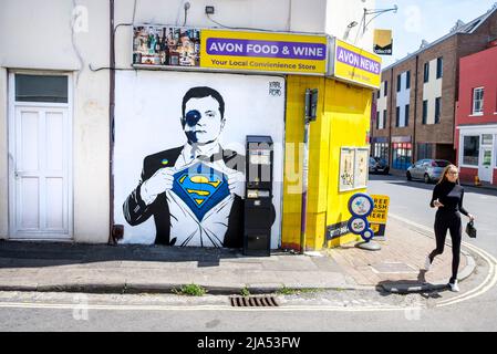 Bristol, Regno Unito. 27th maggio 2022. Grafica creata per il festival Upfest 2022 dall'artista britannico Karl Read raffigurante Volodymyr Zelenskyy, presidente dell'Ucraina come Superman è raffigurato per le strade di Bedminster, Bristol. L'opera è stata vandalizzata prima dell'inizio del festival. Il festival Upfest è il più grande festival Street Art & Graffiti d'Europa. Credit: Lynchpics/Alamy Live News Foto Stock