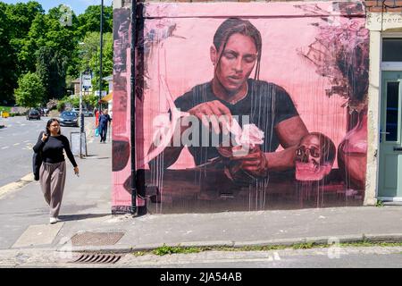 Bristol, Regno Unito. 27th maggio 2022. Opere d'arte create dall'artista londinese ANT Carver per il festival Upfest 2022, il più grande festival Street Art & Graffiti d'Europa è raffigurato sulle strade di Bedminster, Bristol. Credit: Lynchpics/Alamy Live News Foto Stock