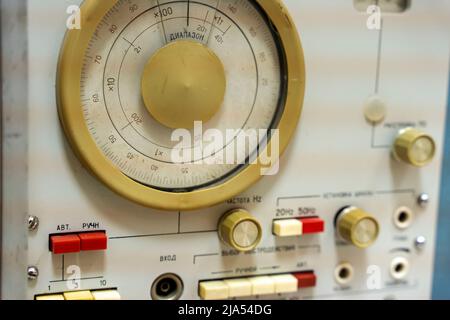 scala di sintonizzazione di un ricevitore radio vintage. una vecchia radio del passato Foto Stock