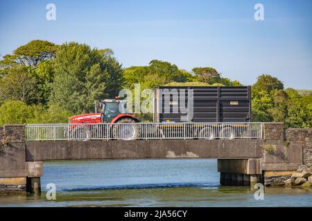 Insilato 2022, Massey Ferguson 6499 sul ponte Timoleague Foto Stock