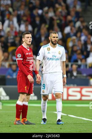 KIEV, UCRAINA - 26 MAGGIO 2018: Andy Robertson di Liverpool (L) e Karim Benzema del Real Madrid in azione durante la loro finale 2018 della UEFA Champions League alla NSC Olimpiyskiy di Kiev Foto Stock