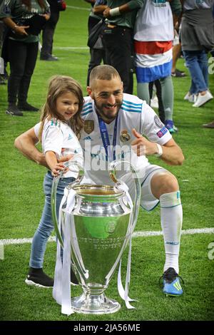 KYIV, UCRAINA - 26 MAGGIO 2018: Karim Benzema del Real Madrid e sua figlia posano con la Champions League Cup (Trofeo) dopo la vittoria della finale della UEFA Champions League 2018 contro Liverpool Foto Stock