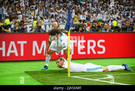 KIEV, UCRAINA - 26 MAGGIO 2018: Gareth Bale e Marcelo del Real Madrid React After Bale hanno segnato 2nd gol durante la finale 2018 della UEFA Champions League contro Liverpool al NSC Olimpiyskiy Stadium Foto Stock