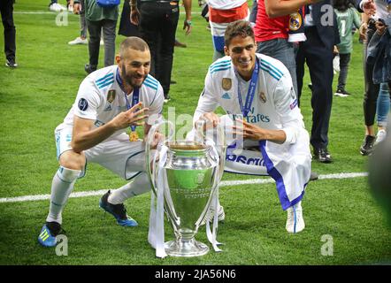 KIEV, UCRAINA - 26 MAGGIO 2018: Karim Benzema e Raphael Varane del Real Madrid posano con la Champions League Cup (Trofeo) dopo la vittoria della finale della UEFA Champions League 2018 contro Liverpool Foto Stock