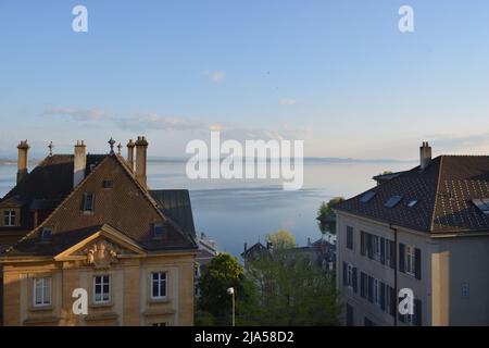 Neuchatel, Svizzera - Aprile 2022: Lago Neuchatel in Svizzera Foto Stock