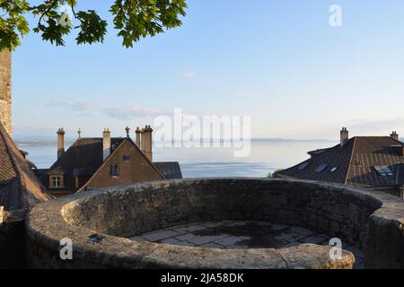 Neuchatel, Svizzera - Aprile 2022: Lago Neuchatel in Svizzera Foto Stock