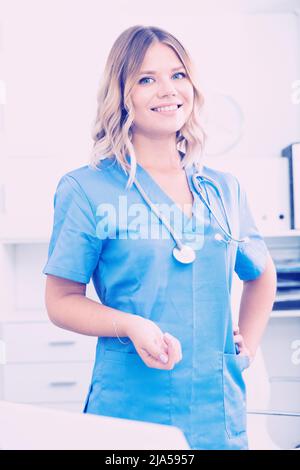 Ragazza medico sorge nei pressi di un tavolo in ufficio Foto Stock