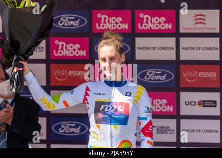 Maldon, Essex, Regno Unito. 27th maggio 2022. La prima tappa della gara ciclistica femminile Union Cycliste Internationale è iniziata e terminata a Maldon, con i piloti che hanno corso attraverso la campagna dell'Essex su un percorso di 136,5 km, correndo verso il traguardo di ritorno in città. La gara UCI ha attirato i migliori piloti internazionali ad affrontare l'evento a tre tappe che culmina a Londra domenica. La gara è stata vinta da Lorena Wiebes del Team DSM. Vincitore della maglia Under 23 del leader Vittoria Guazzini della FDJ Foto Stock