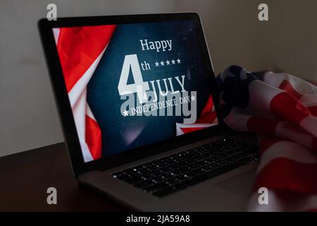 Laptop con iscrizione 4 luglio su bandiera americana. Giorno di indipendenza. Foto Stock