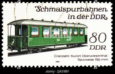 MOSCA, RUSSIA - 14 MAGGIO 2022: Francobollo stampato in Germania mostra Cranzahl-Kurort Oberwiesenthal, ferrovia a scartamento ridotto serie, circa 1984 Foto Stock
