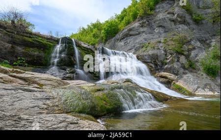 Cascata di Hristovski nella montagna di Stara Planina in Bulgaria nella zona del villaggio di Ruhovtsi sul fiume Miikovska. Foto Stock