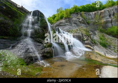 Cascata di Hristovski nella montagna di Stara Planina in Bulgaria nella zona del villaggio di Ruhovtsi sul fiume Miikovska. Foto Stock