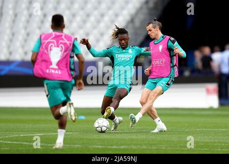 Gareth Bale (a destra) e Eduardo Camavinga del Real Madrid durante una sessione di allenamento allo Stade de France in vista della finale della UEFA Champions League a Parigi sabato. Data foto: Venerdì 27 maggio 2022. Foto Stock