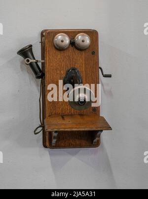 Telefono da parete anteriore semplice antico Foto Stock