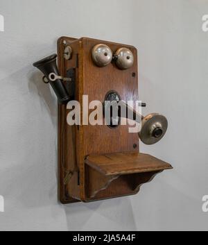 Telefono da parete anteriore semplice antico Foto Stock