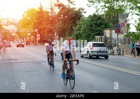 İstanbul, Turchia - 24 maggio 2022: Ciclisti professionisti stanno pedalando per la città. Foto Stock
