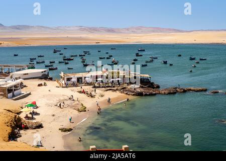 Ristorante sulla spiaggia a Playa Lagunilla De Las Algas, Riserva Nazionale Paracas, Regione Ica, Perù. Foto Stock