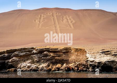 Il geoglyph “El Candelabra”, Riserva Nazionale Paracas, Regione Ica, Perù. Foto Stock