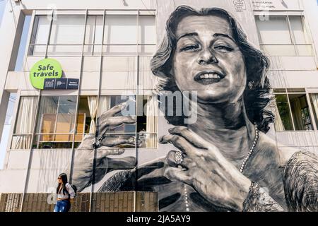 Una donna si pone di fronte A Un murales di strada, Barranco Distretto, Lima, Perù. Foto Stock