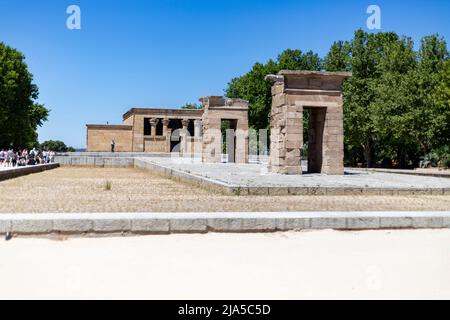 Tempio di Debod. Dintorni del Tempio di Debod a Madrid in una giornata limpida con cielo blu, in Spagna. Giardini verdi con splendide piante fiorite Foto Stock