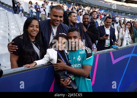 Il Real Madrid di Rodrygo si pone per una foto durante una sessione di allenamento allo Stade de France, davanti alla finale della UEFA Champions League di sabato a Parigi. Data foto: Venerdì 27 maggio 2022. Foto Stock