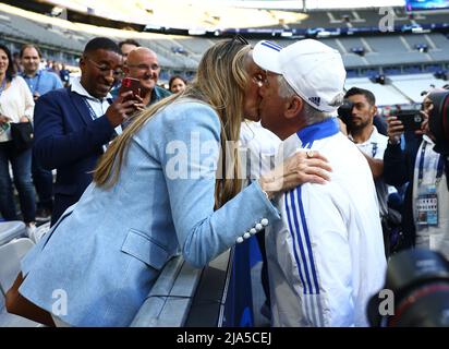 Parigi, Francia, 27th maggio 2022. Carlo Ancelotti, direttore del Real Madrid, bacia sua moglie Mariann Barrena McClay durante la formazione allo Stade de France di Parigi. Il credito d'immagine dovrebbe leggere: David Klein/Sportimage Credit: Sportimage/Alamy Live News Foto Stock